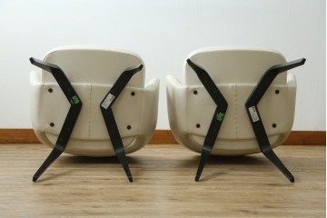 新古　未使用　Knoll(ノル)　本革(レザー)　生地KT Collection　脚エボニーウッド　Saarinen Collection Conference Arm Chair(サーリネン コレクション カンファレンス アームチェア)　シンプルで使い勝手の良いアームチェア2脚セット　定価約48万円　(R-081898)