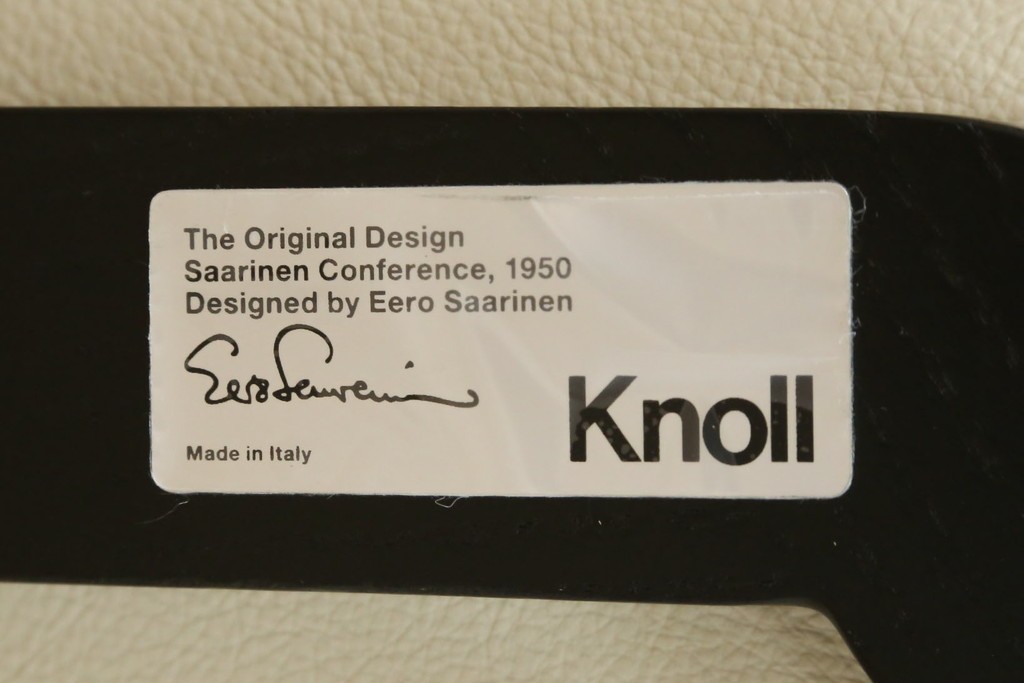 新古　未使用　Knoll(ノル)　本革(レザー)　生地KT Collection　脚エボニーウッド　Saarinen Collection Conference Arm Chair(サーリネン コレクション カンファレンス アームチェア)　シンプルで使い勝手の良いアームチェア2脚セット　定価約48万円　(R-081898)
