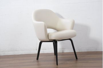 中古　新古品　ほぼ新品　Knoll(ノル)　本革(レザー)　生地KT Collection　脚エボニーウッド　Saarinen Collection Conference Arm Chair(サーリネン コレクション カンファレンス アームチェア)　シンプルで使い勝手の良いアームチェア2脚セット(椅子、イス、バラ売り可能)(定価約48万円)(R-081899)