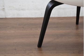 中古　新古品　ほぼ新品　Knoll(ノル)　本革(レザー)　生地KT Collection　脚エボニーウッド　Saarinen Collection Conference Arm Chair(サーリネン コレクション カンファレンス アームチェア)　シンプルで使い勝手の良いアームチェア2脚セット(椅子、イス、バラ売り可能)(定価約48万円)(R-081899)