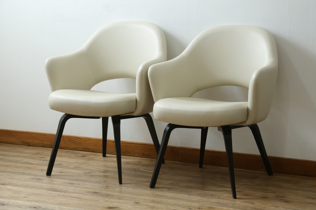 新古　未使用　Knoll(ノル)　本革(レザー)　生地KT Collection　脚エボニーウッド　Saarinen Collection Conference Arm Chair(サーリネン コレクション カンファレンス アームチェア)　シンプルで使い勝手の良いアームチェア2脚セット　定価約48万円　(R-081900)