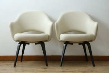 新古　未使用　Knoll(ノル)　本革(レザー)　生地KT Collection　脚エボニーウッド　Saarinen Collection Conference Arm Chair(サーリネン コレクション カンファレンス アームチェア)　シンプルで使い勝手の良いアームチェア2脚セット　定価約48万円　(R-081900)