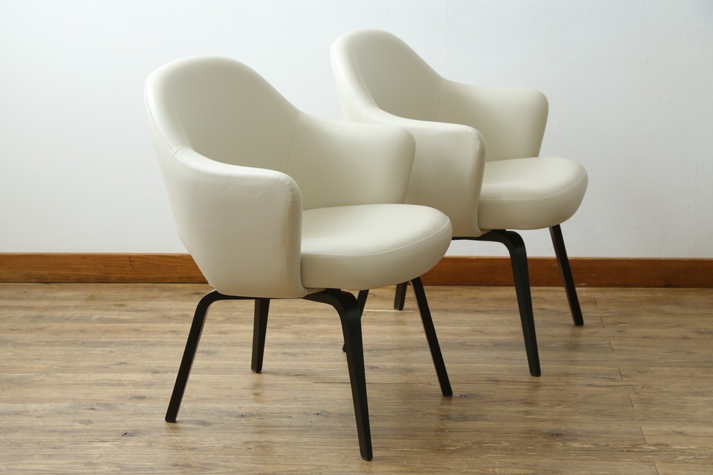 新古　未使用　Knoll(ノル)　本革(レザー)　生地KT Collection　脚エボニーウッド　Saarinen Collection Conference Arm Chair(サーリネン コレクション カンファレンス アームチェア)　シンプルで使い勝手の良いアームチェア2脚セット　定価約48万円　(R-081900)