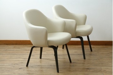 新古　未使用　Knoll(ノル)　本革(レザー)　生地KT Collection　脚エボニーウッド　Saarinen Collection Conference Arm Chair(サーリネン コレクション カンファレンス アームチェア)　シンプルで使い勝手の良いアームチェア2脚セット　定価約48万円　(R-081900)