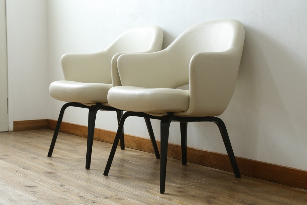 新古　未使用　Knoll(ノル)　本革(レザー)　生地KT Collection　脚エボニーウッド　Saarinen Collection Conference Arm Chair(サーリネン コレクション カンファレンス アームチェア)　シンプルで使い勝手の良いアームチェア2脚セット　定価約48万円　(R-081900)