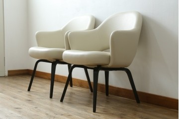 新古　未使用　Knoll(ノル)　本革(レザー)　生地KT Collection　脚エボニーウッド　Saarinen Collection Conference Arm Chair(サーリネン コレクション カンファレンス アームチェア)　シンプルで使い勝手の良いアームチェア2脚セット　定価約48万円　(R-081900)