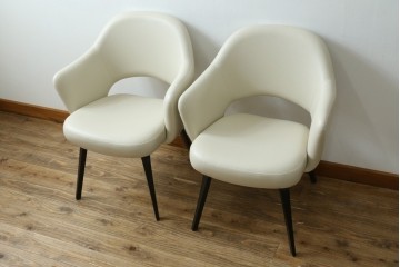 新古　未使用　Knoll(ノル)　本革(レザー)　生地KT Collection　脚エボニーウッド　Saarinen Collection Conference Arm Chair(サーリネン コレクション カンファレンス アームチェア)　シンプルで使い勝手の良いアームチェア2脚セット　定価約48万円　(R-081900)