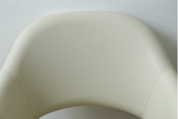 新古　未使用　Knoll(ノル)　本革(レザー)　生地KT Collection　脚エボニーウッド　Saarinen Collection Conference Arm Chair(サーリネン コレクション カンファレンス アームチェア)　シンプルで使い勝手の良いアームチェア2脚セット　定価約48万円　(R-081900)