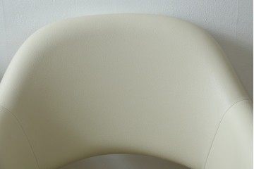 新古　未使用　Knoll(ノル)　本革(レザー)　生地KT Collection　脚エボニーウッド　Saarinen Collection Conference Arm Chair(サーリネン コレクション カンファレンス アームチェア)　シンプルで使い勝手の良いアームチェア2脚セット　定価約48万円　(R-081900)