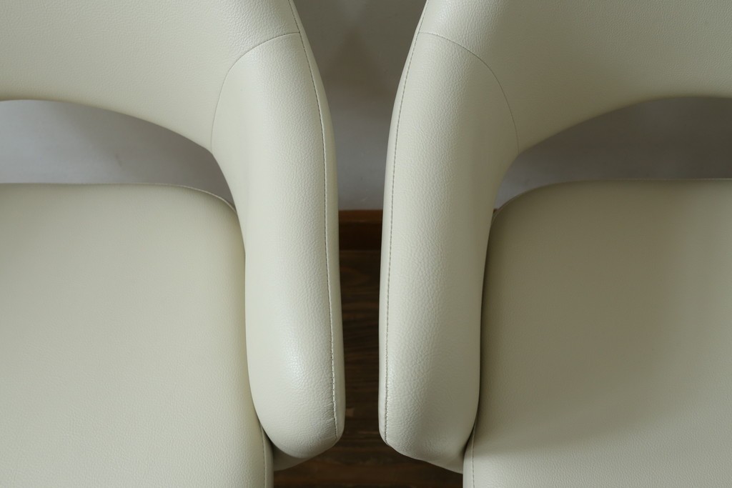 新古　未使用　Knoll(ノル)　本革(レザー)　生地KT Collection　脚エボニーウッド　Saarinen Collection Conference Arm Chair(サーリネン コレクション カンファレンス アームチェア)　シンプルで使い勝手の良いアームチェア2脚セット　定価約48万円　(R-081900)
