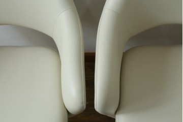 新古　未使用　Knoll(ノル)　本革(レザー)　生地KT Collection　脚エボニーウッド　Saarinen Collection Conference Arm Chair(サーリネン コレクション カンファレンス アームチェア)　シンプルで使い勝手の良いアームチェア2脚セット　定価約48万円　(R-081900)