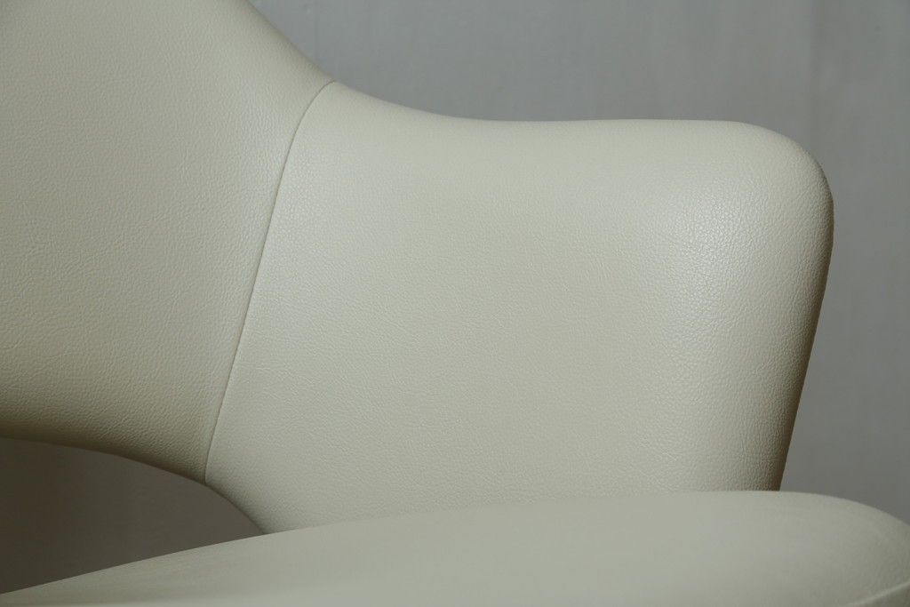 新古　未使用　Knoll(ノル)　本革(レザー)　生地KT Collection　脚エボニーウッド　Saarinen Collection Conference Arm Chair(サーリネン コレクション カンファレンス アームチェア)　シンプルで使い勝手の良いアームチェア2脚セット　定価約48万円　(R-081900)