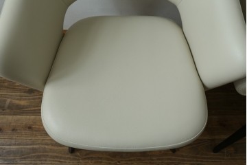 新古　未使用　Knoll(ノル)　本革(レザー)　生地KT Collection　脚エボニーウッド　Saarinen Collection Conference Arm Chair(サーリネン コレクション カンファレンス アームチェア)　シンプルで使い勝手の良いアームチェア2脚セット　定価約48万円　(R-081900)