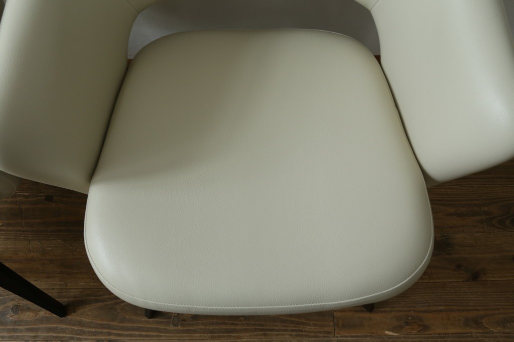 新古　未使用　Knoll(ノル)　本革(レザー)　生地KT Collection　脚エボニーウッド　Saarinen Collection Conference Arm Chair(サーリネン コレクション カンファレンス アームチェア)　シンプルで使い勝手の良いアームチェア2脚セット　定価約48万円　(R-081900)