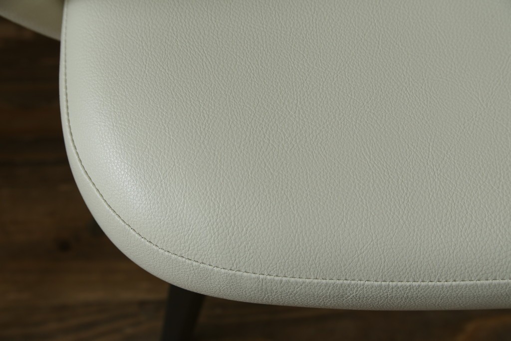 新古　未使用　Knoll(ノル)　本革(レザー)　生地KT Collection　脚エボニーウッド　Saarinen Collection Conference Arm Chair(サーリネン コレクション カンファレンス アームチェア)　シンプルで使い勝手の良いアームチェア2脚セット　定価約48万円　(R-081900)