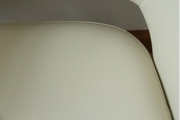 新古　未使用　Knoll(ノル)　本革(レザー)　生地KT Collection　脚エボニーウッド　Saarinen Collection Conference Arm Chair(サーリネン コレクション カンファレンス アームチェア)　シンプルで使い勝手の良いアームチェア2脚セット　定価約48万円　(R-081900)