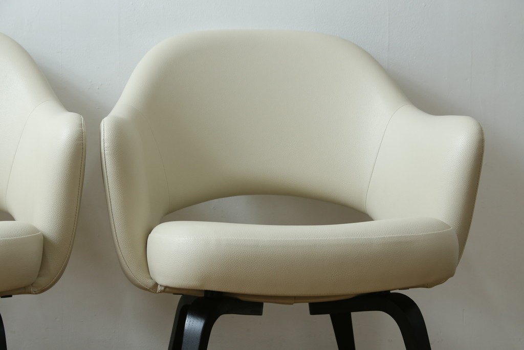 新古　未使用　Knoll(ノル)　本革(レザー)　生地KT Collection　脚エボニーウッド　Saarinen Collection Conference Arm Chair(サーリネン コレクション カンファレンス アームチェア)　シンプルで使い勝手の良いアームチェア2脚セット　定価約48万円　(R-081900)