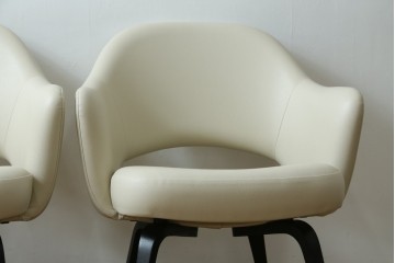 新古　未使用　Knoll(ノル)　本革(レザー)　生地KT Collection　脚エボニーウッド　Saarinen Collection Conference Arm Chair(サーリネン コレクション カンファレンス アームチェア)　シンプルで使い勝手の良いアームチェア2脚セット　定価約48万円　(R-081900)