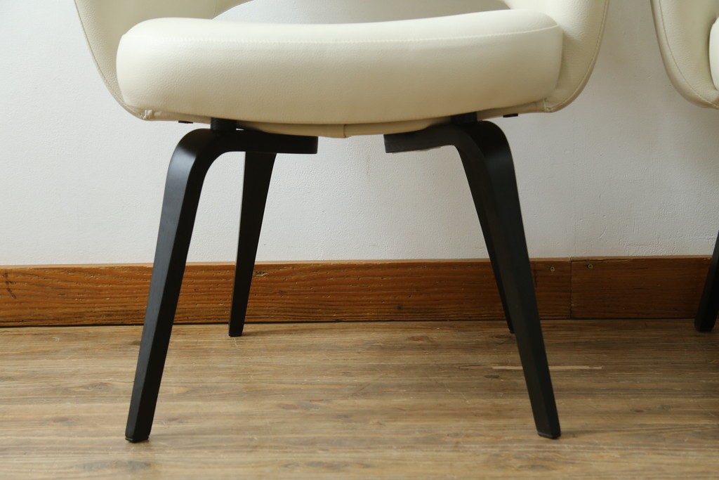 新古　未使用　Knoll(ノル)　本革(レザー)　生地KT Collection　脚エボニーウッド　Saarinen Collection Conference Arm Chair(サーリネン コレクション カンファレンス アームチェア)　シンプルで使い勝手の良いアームチェア2脚セット　定価約48万円　(R-081900)
