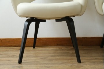 新古　未使用　Knoll(ノル)　本革(レザー)　生地KT Collection　脚エボニーウッド　Saarinen Collection Conference Arm Chair(サーリネン コレクション カンファレンス アームチェア)　シンプルで使い勝手の良いアームチェア2脚セット　定価約48万円　(R-081900)