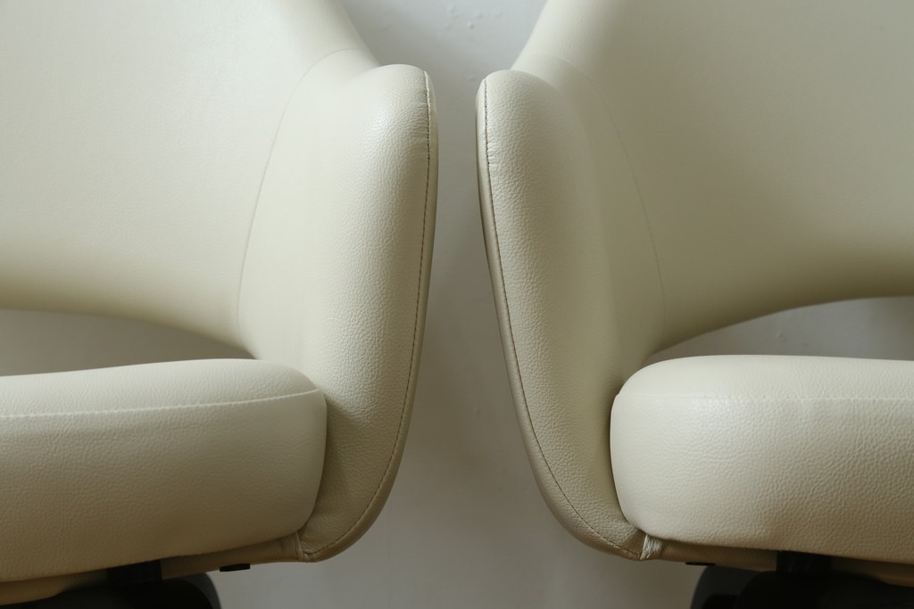 新古　未使用　Knoll(ノル)　本革(レザー)　生地KT Collection　脚エボニーウッド　Saarinen Collection Conference Arm Chair(サーリネン コレクション カンファレンス アームチェア)　シンプルで使い勝手の良いアームチェア2脚セット　定価約48万円　(R-081900)