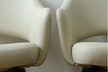 新古　未使用　Knoll(ノル)　本革(レザー)　生地KT Collection　脚エボニーウッド　Saarinen Collection Conference Arm Chair(サーリネン コレクション カンファレンス アームチェア)　シンプルで使い勝手の良いアームチェア2脚セット　定価約48万円　(R-081900)