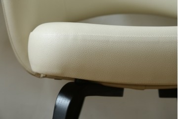 新古　未使用　Knoll(ノル)　本革(レザー)　生地KT Collection　脚エボニーウッド　Saarinen Collection Conference Arm Chair(サーリネン コレクション カンファレンス アームチェア)　シンプルで使い勝手の良いアームチェア2脚セット　定価約48万円　(R-081900)