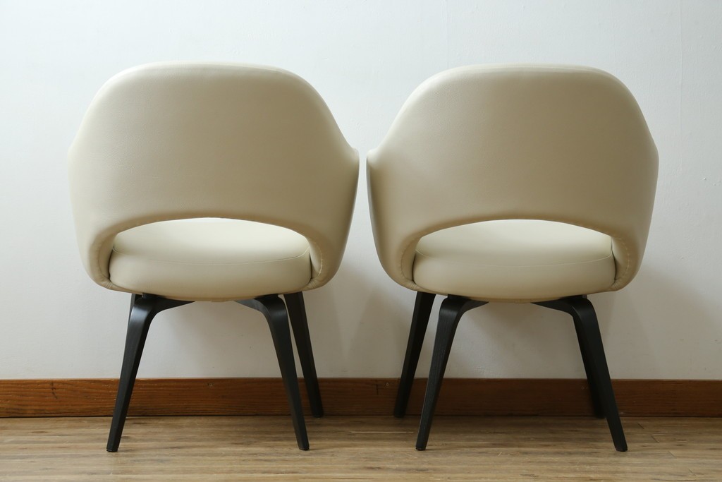 新古　未使用　Knoll(ノル)　本革(レザー)　生地KT Collection　脚エボニーウッド　Saarinen Collection Conference Arm Chair(サーリネン コレクション カンファレンス アームチェア)　シンプルで使い勝手の良いアームチェア2脚セット　定価約48万円　(R-081900)