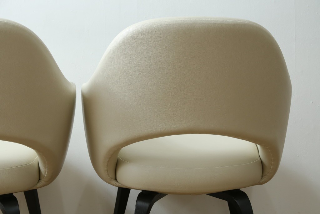 新古　未使用　Knoll(ノル)　本革(レザー)　生地KT Collection　脚エボニーウッド　Saarinen Collection Conference Arm Chair(サーリネン コレクション カンファレンス アームチェア)　シンプルで使い勝手の良いアームチェア2脚セット　定価約48万円　(R-081900)