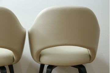 新古　未使用　Knoll(ノル)　本革(レザー)　生地KT Collection　脚エボニーウッド　Saarinen Collection Conference Arm Chair(サーリネン コレクション カンファレンス アームチェア)　シンプルで使い勝手の良いアームチェア2脚セット　定価約48万円　(R-081900)