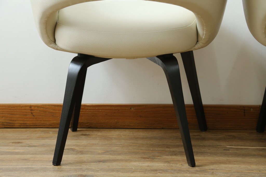 新古　未使用　Knoll(ノル)　本革(レザー)　生地KT Collection　脚エボニーウッド　Saarinen Collection Conference Arm Chair(サーリネン コレクション カンファレンス アームチェア)　シンプルで使い勝手の良いアームチェア2脚セット　定価約48万円　(R-081900)
