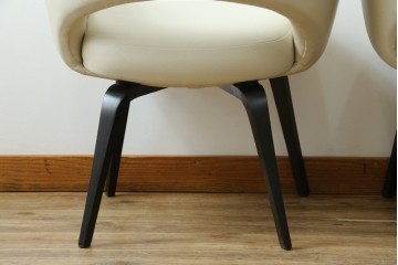 新古　未使用　Knoll(ノル)　本革(レザー)　生地KT Collection　脚エボニーウッド　Saarinen Collection Conference Arm Chair(サーリネン コレクション カンファレンス アームチェア)　シンプルで使い勝手の良いアームチェア2脚セット　定価約48万円　(R-081900)