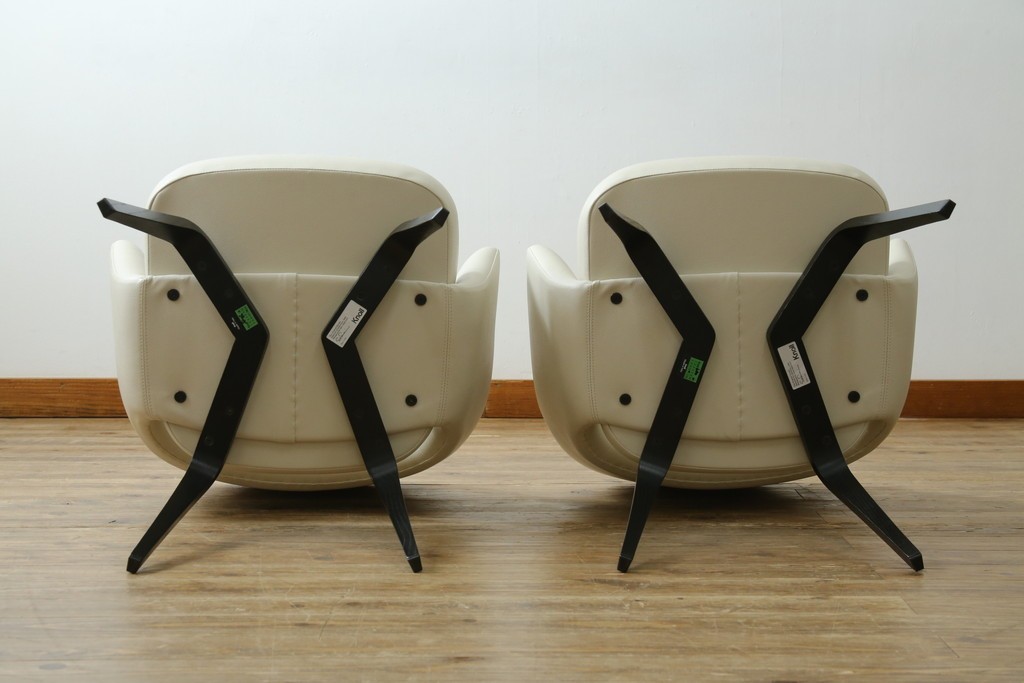 新古　未使用　Knoll(ノル)　本革(レザー)　生地KT Collection　脚エボニーウッド　Saarinen Collection Conference Arm Chair(サーリネン コレクション カンファレンス アームチェア)　シンプルで使い勝手の良いアームチェア2脚セット　定価約48万円　(R-081900)