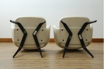 新古　未使用　Knoll(ノル)　本革(レザー)　生地KT Collection　脚エボニーウッド　Saarinen Collection Conference Arm Chair(サーリネン コレクション カンファレンス アームチェア)　シンプルで使い勝手の良いアームチェア2脚セット　定価約48万円　(R-081900)