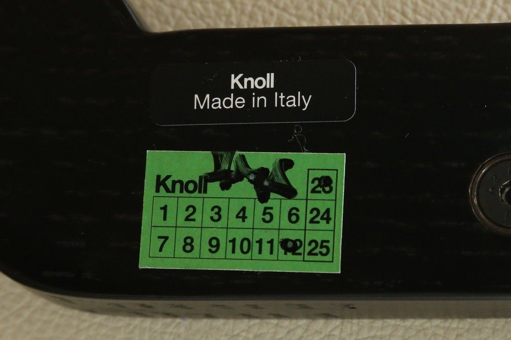 新古　未使用　Knoll(ノル)　本革(レザー)　生地KT Collection　脚エボニーウッド　Saarinen Collection Conference Arm Chair(サーリネン コレクション カンファレンス アームチェア)　シンプルで使い勝手の良いアームチェア2脚セット　定価約48万円　(R-081900)