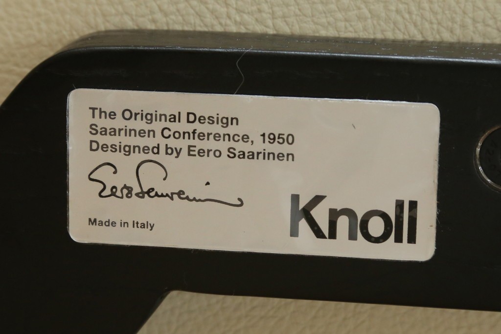 新古　未使用　Knoll(ノル)　本革(レザー)　生地KT Collection　脚エボニーウッド　Saarinen Collection Conference Arm Chair(サーリネン コレクション カンファレンス アームチェア)　シンプルで使い勝手の良いアームチェア2脚セット　定価約48万円　(R-081900)