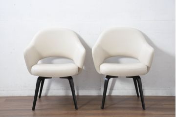 中古　新古品　ほぼ新品　Knoll(ノル)　本革(レザー)　生地KT Collection　脚エボニーウッド　Saarinen Collection Conference Arm Chair(サーリネン コレクション カンファレンス アームチェア)　シンプルで使い勝手の良いアームチェア2脚セット(椅子、イス、バラ売り可能)(定価約48万円)(R-081900)
