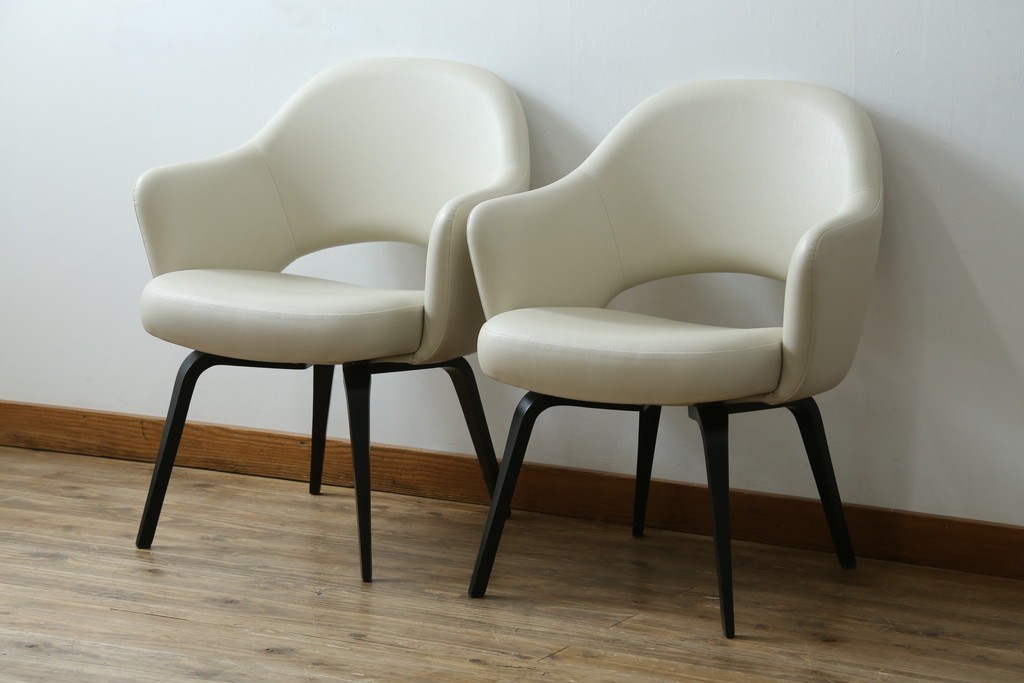 新古　未使用　ほぼ新品　Knoll(ノル)　本革(レザー)　生地KT Collection　脚エボニーウッド　Saarinen Collection Conference Arm Chair(サーリネン コレクション カンファレンス アームチェア)　シンプルで使い勝手の良いアームチェア2脚セット　定価約48万円　(R-081901)