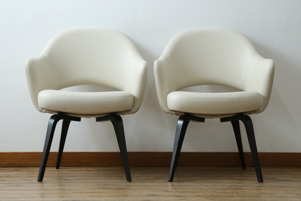 新古　未使用　ほぼ新品　Knoll(ノル)　本革(レザー)　生地KT Collection　脚エボニーウッド　Saarinen Collection Conference Arm Chair(サーリネン コレクション カンファレンス アームチェア)　シンプルで使い勝手の良いアームチェア2脚セット　定価約48万円　(R-081901)