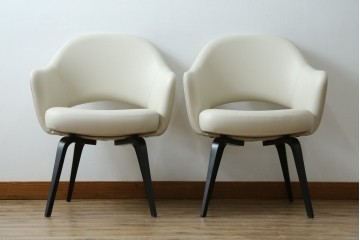 新古　未使用　ほぼ新品　Knoll(ノル)　本革(レザー)　生地KT Collection　脚エボニーウッド　Saarinen Collection Conference Arm Chair(サーリネン コレクション カンファレンス アームチェア)　シンプルで使い勝手の良いアームチェア2脚セット　定価約48万円　(R-081901)