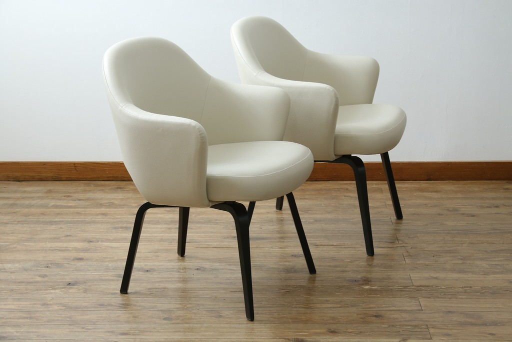 新古　未使用　ほぼ新品　Knoll(ノル)　本革(レザー)　生地KT Collection　脚エボニーウッド　Saarinen Collection Conference Arm Chair(サーリネン コレクション カンファレンス アームチェア)　シンプルで使い勝手の良いアームチェア2脚セット　定価約48万円　(R-081901)