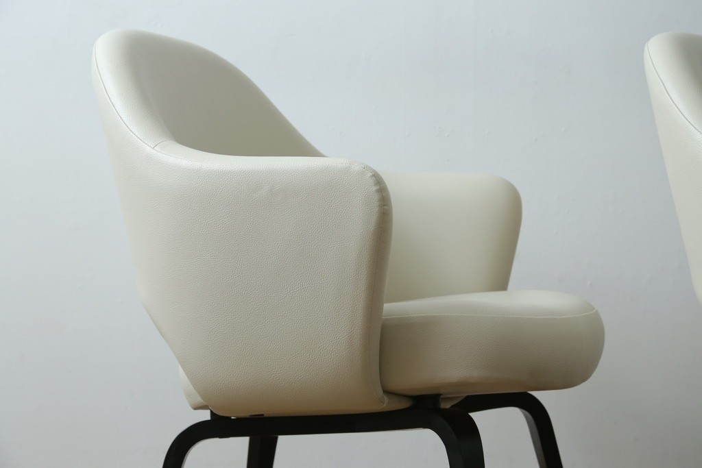 新古　未使用　ほぼ新品　Knoll(ノル)　本革(レザー)　生地KT Collection　脚エボニーウッド　Saarinen Collection Conference Arm Chair(サーリネン コレクション カンファレンス アームチェア)　シンプルで使い勝手の良いアームチェア2脚セット　定価約48万円　(R-081901)