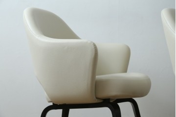 新古　未使用　ほぼ新品　Knoll(ノル)　本革(レザー)　生地KT Collection　脚エボニーウッド　Saarinen Collection Conference Arm Chair(サーリネン コレクション カンファレンス アームチェア)　シンプルで使い勝手の良いアームチェア2脚セット　定価約48万円　(R-081901)
