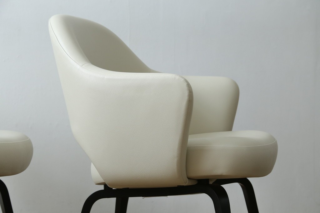 新古　未使用　ほぼ新品　Knoll(ノル)　本革(レザー)　生地KT Collection　脚エボニーウッド　Saarinen Collection Conference Arm Chair(サーリネン コレクション カンファレンス アームチェア)　シンプルで使い勝手の良いアームチェア2脚セット　定価約48万円　(R-081901)