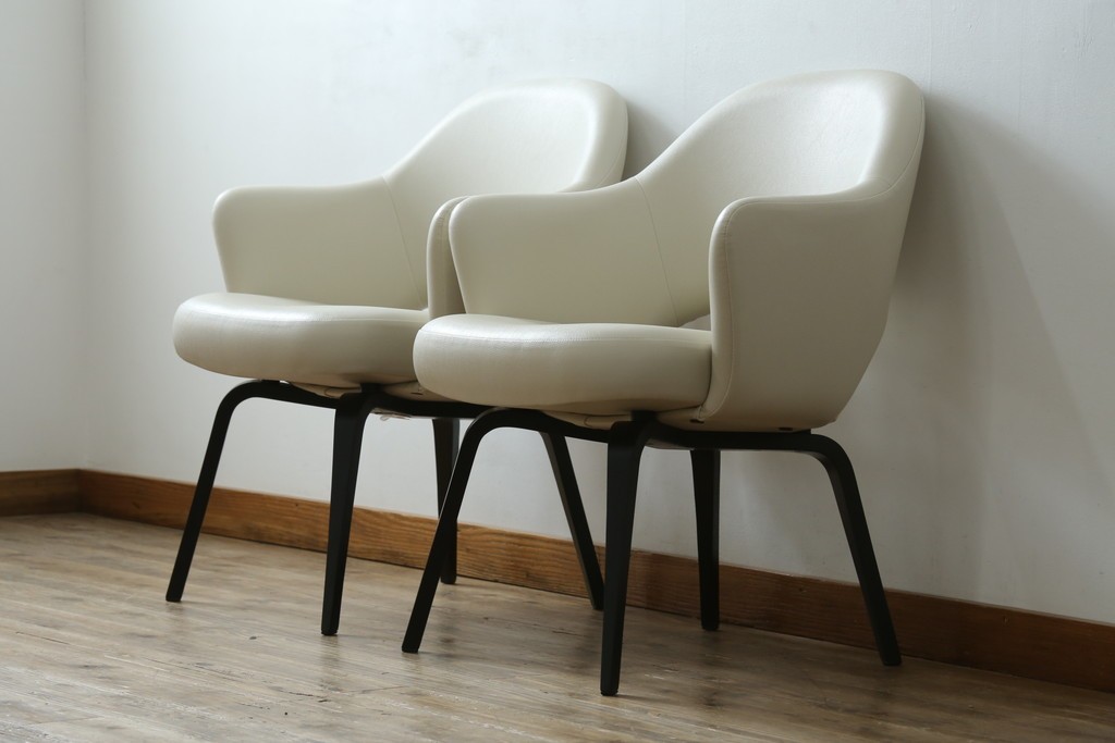新古　未使用　ほぼ新品　Knoll(ノル)　本革(レザー)　生地KT Collection　脚エボニーウッド　Saarinen Collection Conference Arm Chair(サーリネン コレクション カンファレンス アームチェア)　シンプルで使い勝手の良いアームチェア2脚セット　定価約48万円　(R-081901)