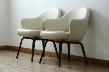 新古　未使用　ほぼ新品　Knoll(ノル)　本革(レザー)　生地KT Collection　脚エボニーウッド　Saarinen Collection Conference Arm Chair(サーリネン コレクション カンファレンス アームチェア)　シンプルで使い勝手の良いアームチェア2脚セット　定価約48万円　(R-081901)