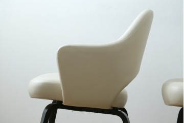 新古　未使用　ほぼ新品　Knoll(ノル)　本革(レザー)　生地KT Collection　脚エボニーウッド　Saarinen Collection Conference Arm Chair(サーリネン コレクション カンファレンス アームチェア)　シンプルで使い勝手の良いアームチェア2脚セット　定価約48万円　(R-081901)