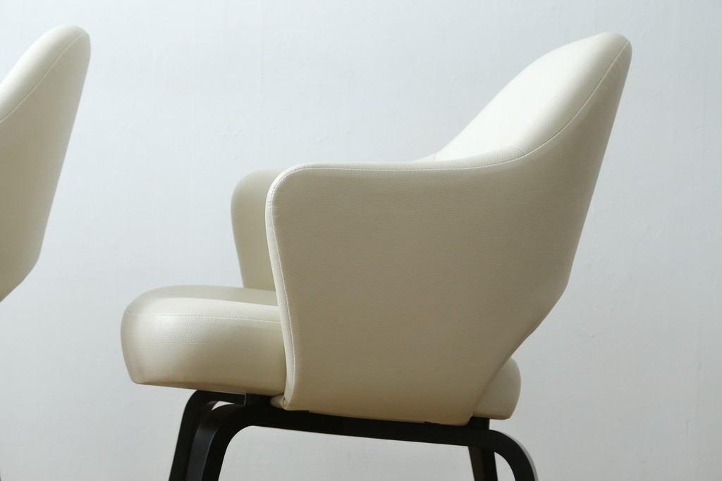 新古　未使用　ほぼ新品　Knoll(ノル)　本革(レザー)　生地KT Collection　脚エボニーウッド　Saarinen Collection Conference Arm Chair(サーリネン コレクション カンファレンス アームチェア)　シンプルで使い勝手の良いアームチェア2脚セット　定価約48万円　(R-081901)