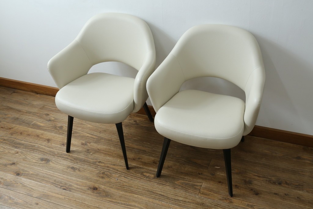 新古　未使用　ほぼ新品　Knoll(ノル)　本革(レザー)　生地KT Collection　脚エボニーウッド　Saarinen Collection Conference Arm Chair(サーリネン コレクション カンファレンス アームチェア)　シンプルで使い勝手の良いアームチェア2脚セット　定価約48万円　(R-081901)