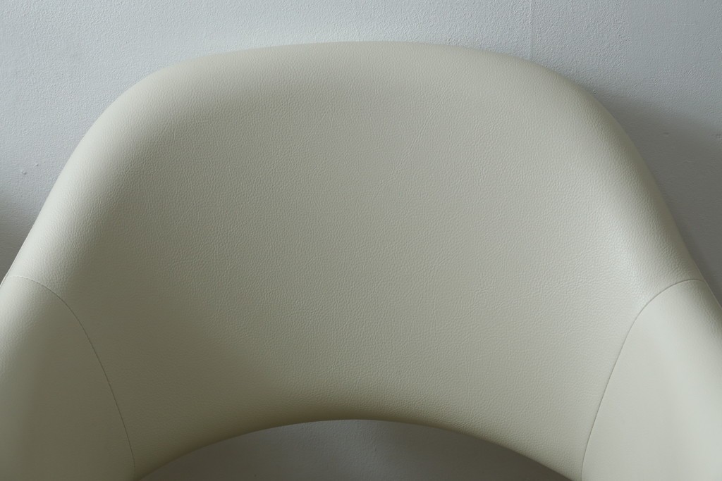 新古　未使用　ほぼ新品　Knoll(ノル)　本革(レザー)　生地KT Collection　脚エボニーウッド　Saarinen Collection Conference Arm Chair(サーリネン コレクション カンファレンス アームチェア)　シンプルで使い勝手の良いアームチェア2脚セット　定価約48万円　(R-081901)